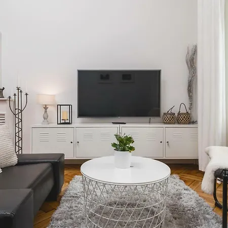 Luxury Modern Place For 4 - By Homeclick